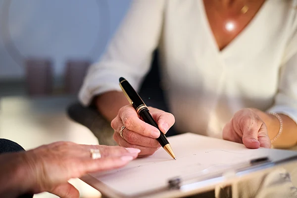 Potenzialwerk Sabrina Heiligs Hände in der Zusammenarbeit mit einer Kundin